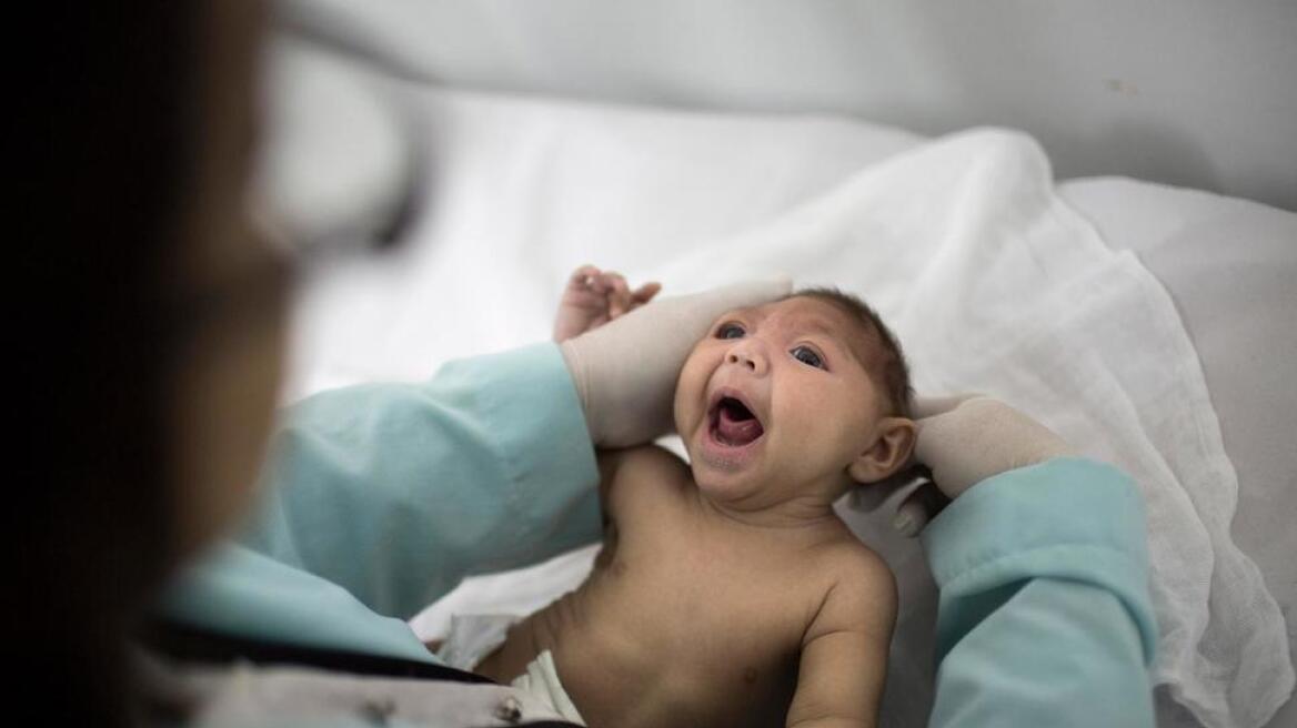 Σοκ: Το πρώτο μωρό στην Ευρώπη με μικροκεφαλία από τον ιό Ζίκα